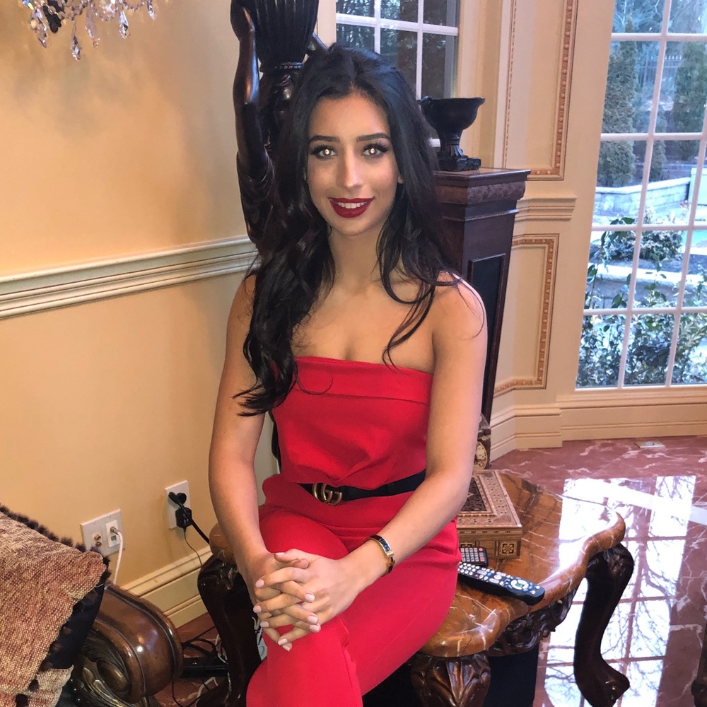 Meet your Posher, Adara